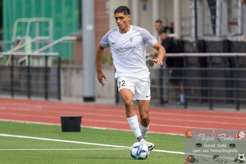 Testspiel: Spvgg. 03 Fechenheim - Türk Gücü Friedberg, 13.07.2024 | Ayew Moore (Spvgg. 03 Fechenheim #22) mit Ball, Freisteller, Portrait / Porträt, Spvgg. 03 Fechenheim - Türk Gücü Friedberg, Frankfurt am Main, Sportanlage Birsteiner Straße, 13.7.2024 - Realisiert mit Pictrs.com