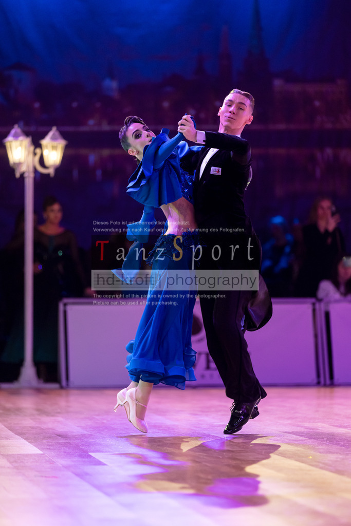 20241215_WDSF_Int_Open_Std-Riga-9054 | Tanzsportbilder, Standardtanz, Lateintanz, WDSF, DTV, LTVB, dancecomp, goc, hessen tanzt, blaues band der spree, walzer, tango, wiener walzer, slowfox, quickstepp, samba, rumba, cha-cha-cha, paso doble. jive, hd-kroft photography, turniertanzsport