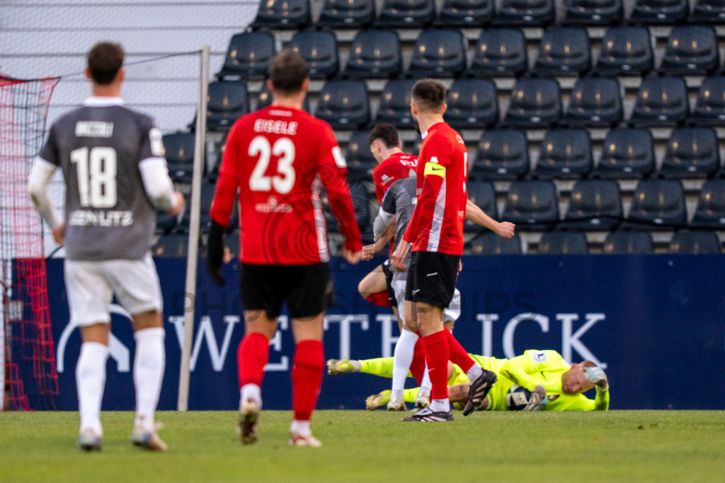 SG Sonnenhof Grossaspach vs. SSV Ulm 1846 Fussball, Fussball, WFV-Pokal, Viertelfinale, 01.04.2026 | Maximilian Reule (SG Sonnenhof Grossaspach, #01) am Ball,SG Sonnenhof Grossaspach vs. SSV Ulm 1846 Fussball, Fussball, WFV-Pokal, Viertelfinale, 01.04.2026