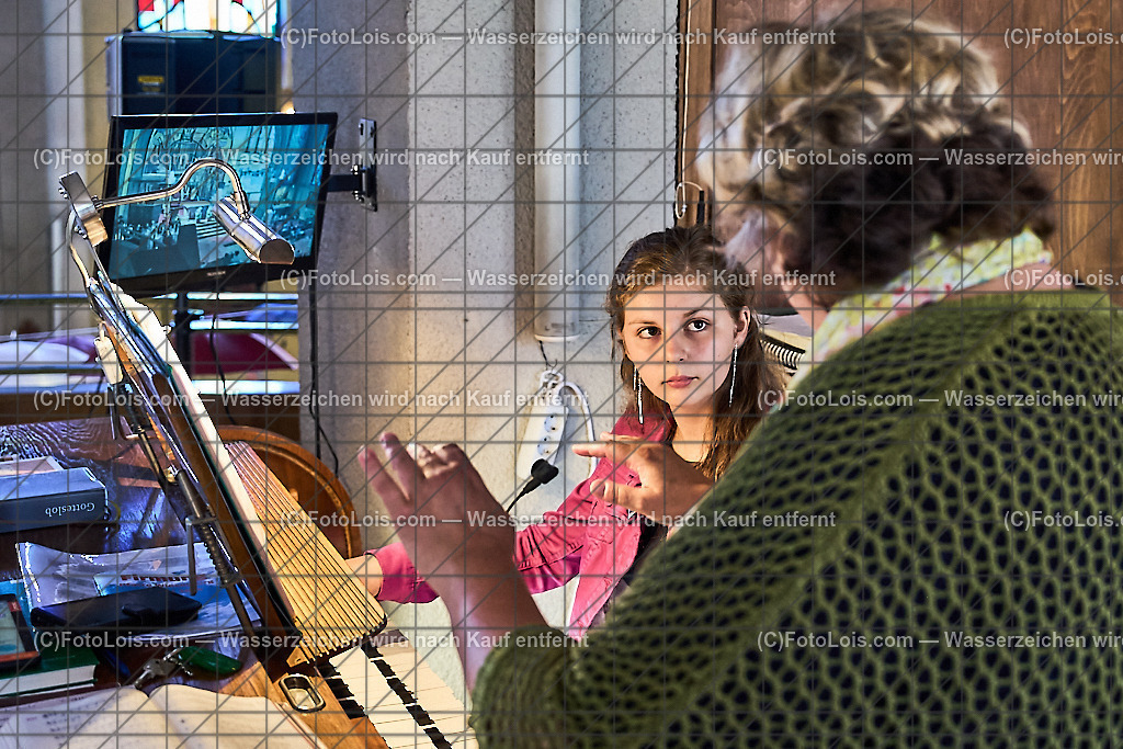 ALP1238_PfarrFirmung Wieselburg_Firmling an Orgel | (C)FotoLois.com, Alois Spandl, Firmung in der Pfarrkirche Wieselburg mit Generalvikar Dr. Christoph Weiss, Dechant Pfarrer Daniel Kostrzycki und Monignore Franz Dammerer, Sa 15. Juni 2024.