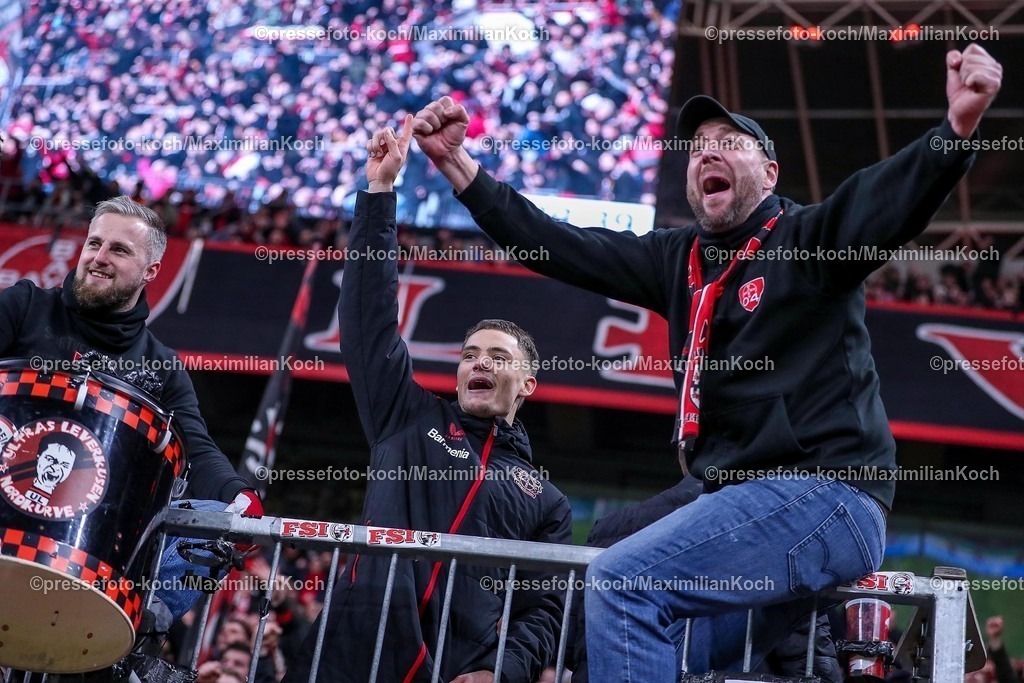 DFB05022502380 | 05.02.2025, Fußball, DFB-Pokal Viertelfinale, Bayer 04 Leverkusen - 1.FC Köln, BayArena, Saison 2024 2025: Abschlussjubel nach dem 3:2 Sieg. Die Mannschaft feiert den Erfolg und den Einzug ins Halbfinale. Florian Wirtz (Bayer04 Leverkusen #10) klettert über den Zaun zu den Ultras in der Nordkurve DFB regulations prohibit any use of photographs as image sequences and or quasi-video.