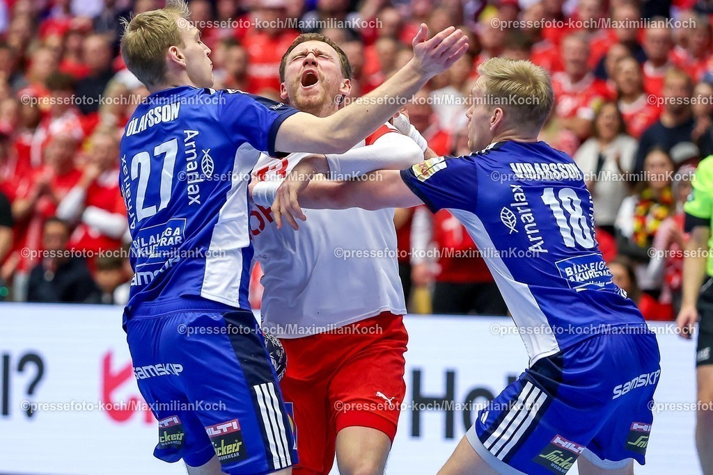 EHF30012603083 | 30.01.2026, Handball, Men's EHF EURO 2026, Dänemark - Island, Jyske Bank Boxen in Herning, Dänemark, Semi Finals:   Simon Bogetoft Pytlick (Denmark #43) im Zweikampf gegen   Einar Þorsteinn Olafsson (Iceland #27)  Ellioi Vioarsson (Iceland #18)
