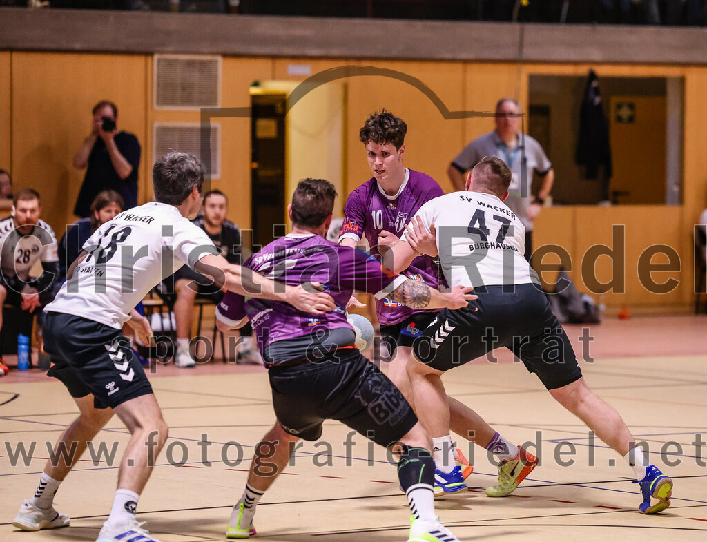 2025-02-15_047_SpVgg_Altenerding_gegen_SVW_Burghausen | Erding, Deutschland, 15.02.2025:Handball, Bezirksoberliga Männer 2024 / 2025, 16. Spieltag, SpVgg Altenerding gegen SVW Burghausen, Endergebnis: 32:31Thomas Reitmeier (SVW Burghausen, #18), Sebastian Forster (SpVgg Altenerding, #13), Tim Steininger (SpVgg Altenerding, #10), Christian Schreyer (SVW Burghausen, #47)Foto: Christian Riedel / fotografie-riedel.net