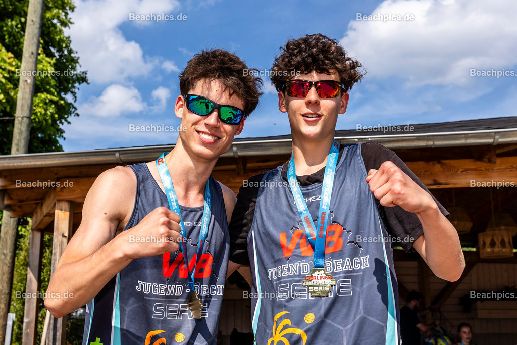 2025-200076293-Jugend-Beach-Serie-Turnier | Pinar Atalay, Bundeskanzler Friedrich Merz 31.05.2025; Berlin Foto: Gerold Rebsch - www.beachpics.de