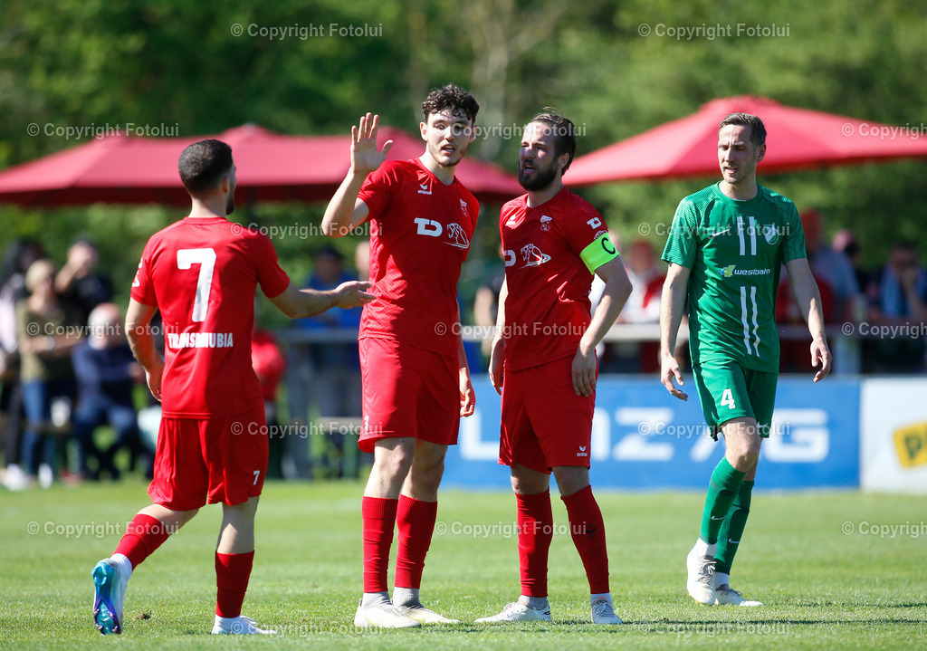 A_LUI_190425_14 | SPORT FUSSBALL LL.OST ASKOE OEDT 1B-SC HOERSCHING 19.4.2025 IM BILD: TORSCHUETZE FINN RUDEL WIRD VON ALBI MUHAREMI UND SIMON ABRAHAM GEFEIERT (OEDT1B) UND STEPHAN MOSER (HOERSCHING) FOTO:FOTOLUI