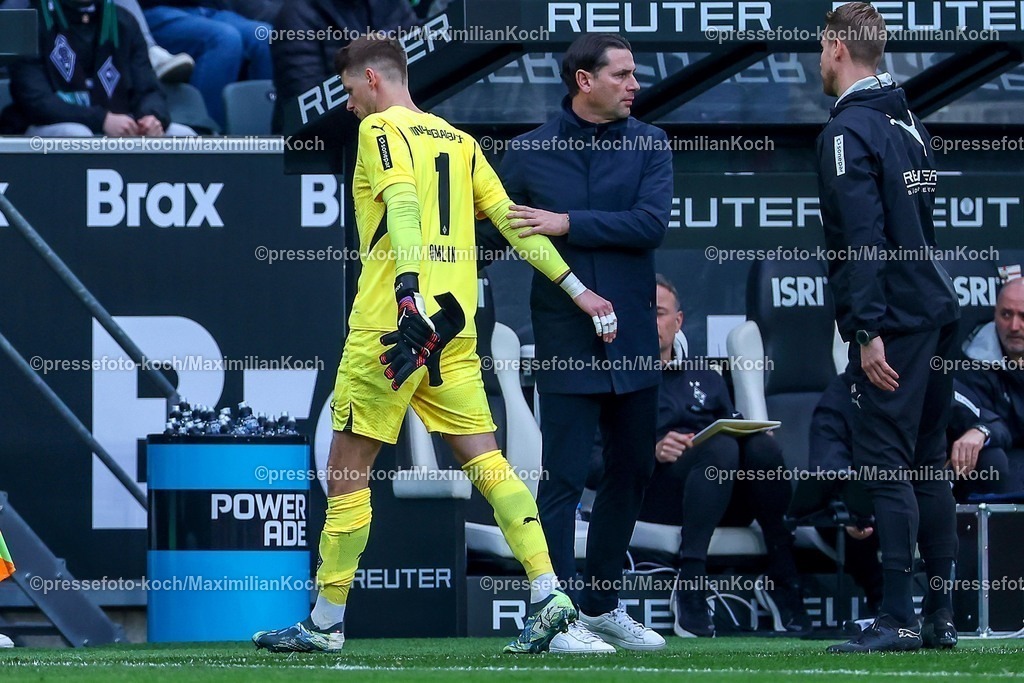 BMG21022501037 | 22.02.2025, Fußball, Borussia Mönchengladbach - FC Augsburg, 1. Fußball Bundesliga, Borussia-Park, Saison 2024 2025: Rote Karte und Platzverweis für Torwart Jonas Omlin (Mönchengl. #1). neben Trainer Gerardo Seoane (Cheftrainer Mönchengladbach)DFB regulations prohibit any use of photographs as image sequences and or quasi-video.