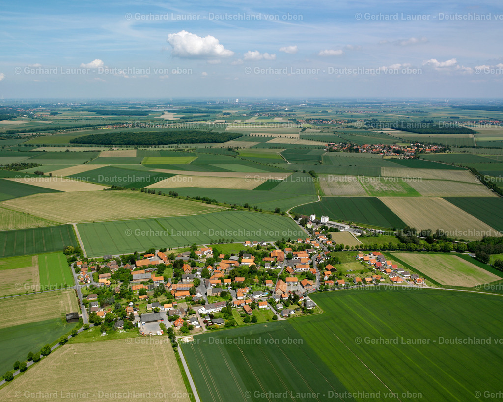 2638133 | KLEIN MAHNER 09.06.2006 Landwirtschaftliche Nutzflächen und Feldgrenzen  umsäumen das Siedlungsgebiet des Dorfes in Klein Mahner im Bundesland Niedersachsen, Deutschland // Agricultural land and field boundaries surround the settlement area of the village  in Klein Mahner in the state Lower Saxony, Germany Foto: Gerhard Launer