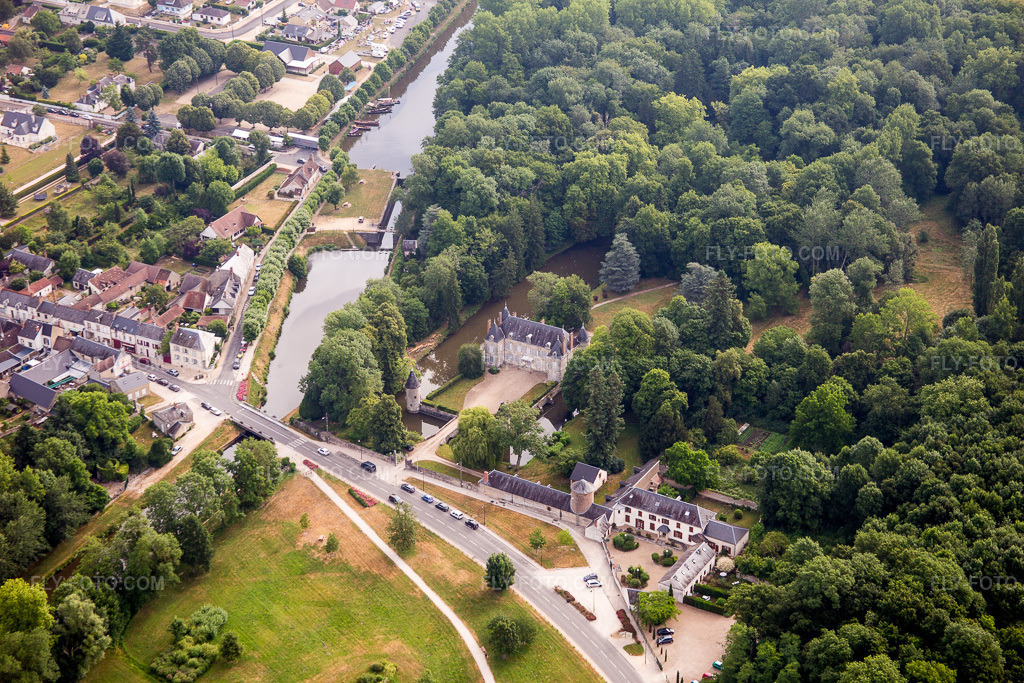 Aerial view: Castle Park of the Château on the Canal d'Orleans in Vitry-aux-Loges in the state Loiret, France. – Photo: IMG_082559.jpg taken on 06/21/2015 by Werner Riehm/FLY-FOTO.com – Resolution of the original: 5472 x 3648 px