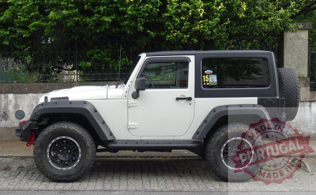White Jeep Wrangler 4x4 off-road vehicle parked outdoors | White Jeep Wrangler off-road SUV sitting on cobblestone next to a wall - Realisiert mit Pictrs.com