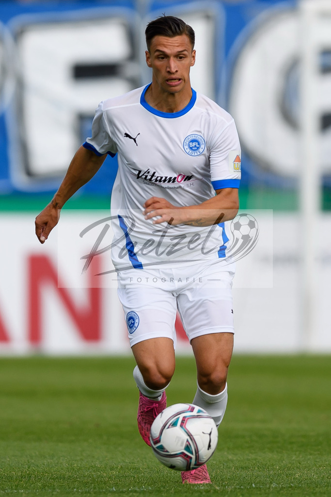 LOTKSC20210809_073 | Fussball, Herren: Tyson Richter (Sportfreunde Lotte) in Aktion, am Ball, Einzelaktion beim Spiel der 1. Runde im DFB-Pokal zwischen SF Lotte und Karlsruher SC im Stadion am Lotter Kreuz am 09.08.2021 in Lotte, Deutschland.DFB / DFL REGULATIONS PROHIBIT ANY USE OF PHOTOGRAPHS AS IMAGE SEQUENCES AND/OR QUASI-VIDEO. - Realisiert mit Pictrs.com