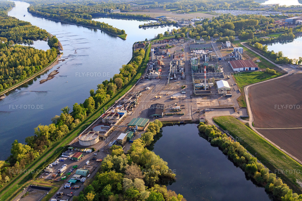 Luftbild: Industrie am Rhein in Lauterbourg im Bundesland Bas-Rhin in Frankreich. – Foto: IMG_077982.jpg vom 24.04.2015 durch Werner Riehm/FLY-FOTO.de – Auflösung des Originals: 5472 x 3648 px