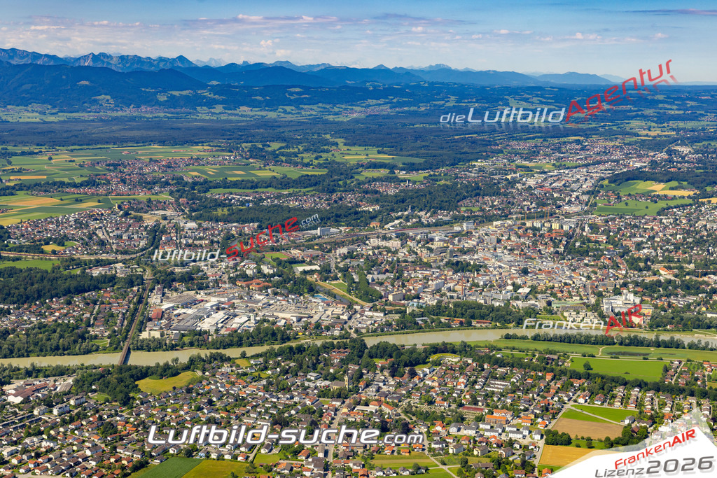 Aktuelles Luftbild von Schloßberg Stephanskirchen - Die Luftaufnahme wurde 2022 mittels UL-Flugzeug erstellt ( keine Drohne ) - hochauflösende Kamera-Systeme von  Canon -Beste Qualität - Für grossformatige Ausdrucke geeignet. Die Geschenkidee !