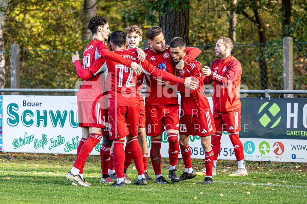 Sperber Veerßen - Abdellaoui_ Ilyes (zweiter von rechts_ wird nach seinem Tor gefeiert) vs SV Holdenstedt II 191025 dlP | immodelaporte-sportfotos - Realisiert mit Pictrs.com