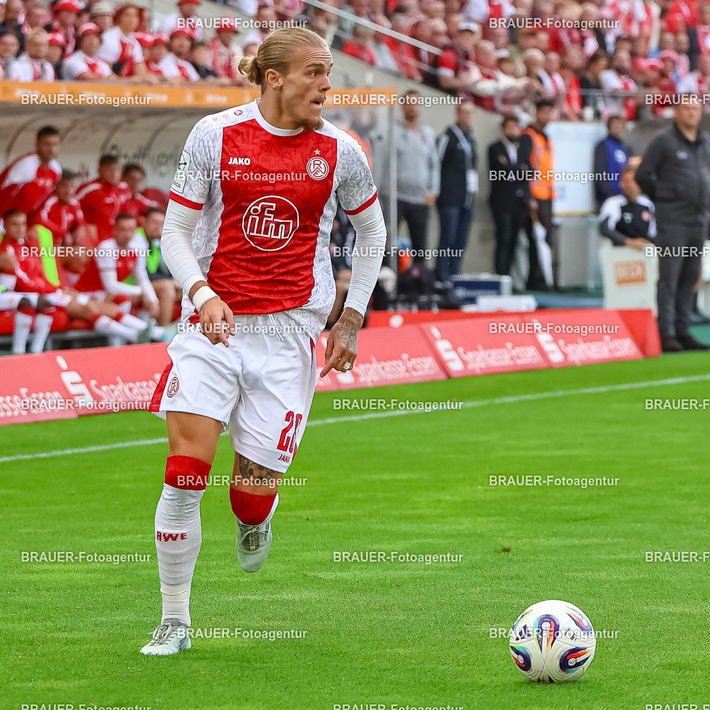 Rot-Weiss Essen - TSV 1860 München - 3.Liga | Essen, Deutschland, 01.08.2025Tom Moustier  (Rot-Weiss Essen) Einzelaktion am Ballwährend des 3.Liga Spiels zwischen Rot-Weiss Essen- TSV 1860 München im Stadion an der Hafenstraße am 01.08.2025 in Essen. (Foto von Timo Bluhmki-Schmidt/ Brauer-Fotoagentur)