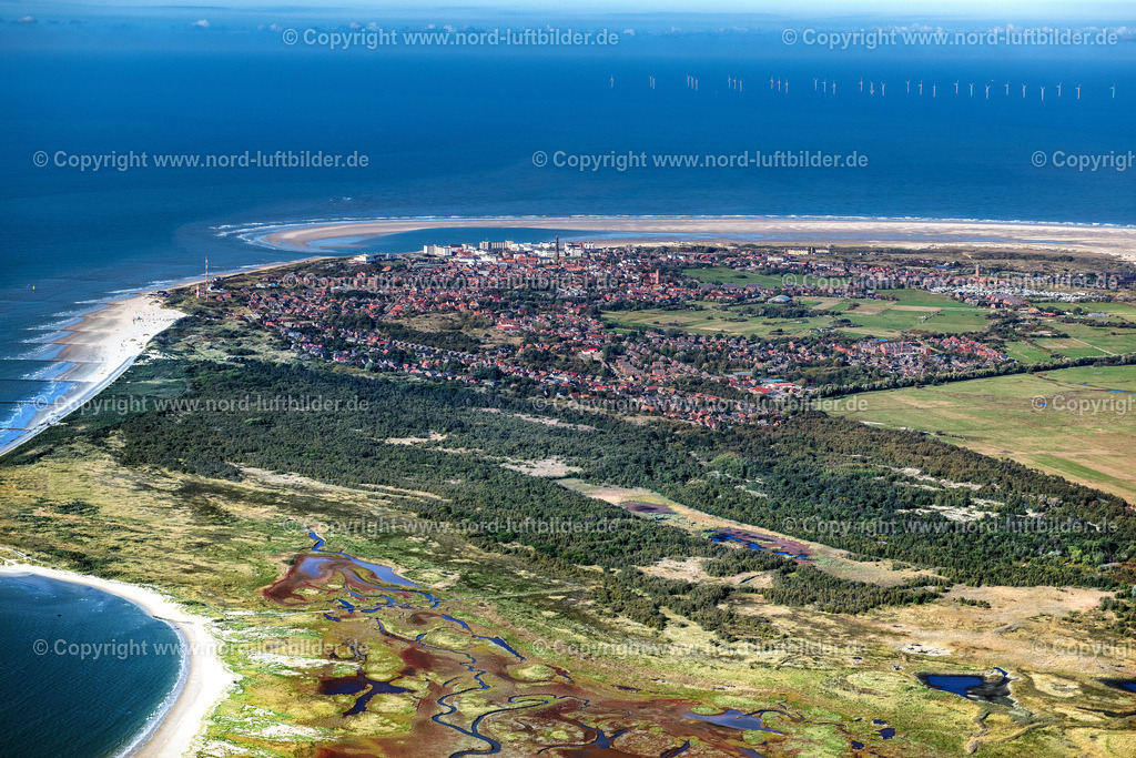 Borkum_Ort_ELS_6662091022 | BORKUM 09.10.2022 Ortsansicht der Straßen und Häuser der Wohngebiete der Ostfriesischen Nordsee- Insel Borkum im Bundesland Niedersachsen. // Town View of the streets and houses of the residential areas in Borkum in the state Lower Saxony. Foto: Martin Elsen