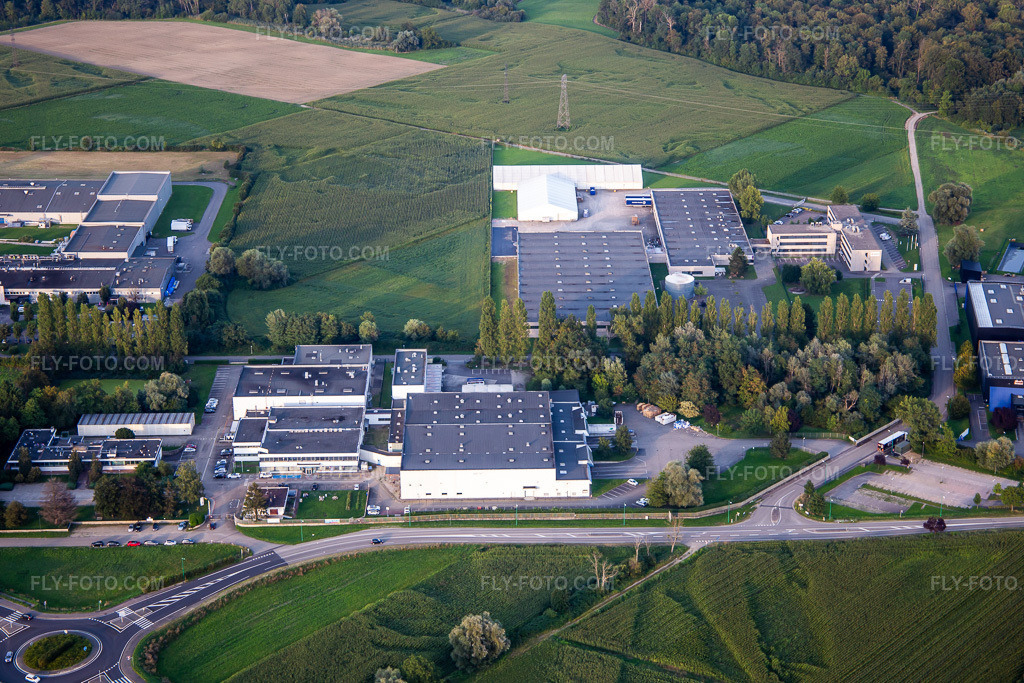 Aerial view: Würth Industrie and SYNERLAB - Laboratoires BTT in Erstein in the state Bas-Rhin, France. – Photo: IMG_137900.jpg taken on 08/18/2023 by Werner Riehm/FLY-FOTO.com – Resolution of the original: 5402 x 3601 px – Fournisseur industriel de pièces C l Würth Industrie France – CDMO Services | End-to-End CDMO | Meribel Pharma Solutions