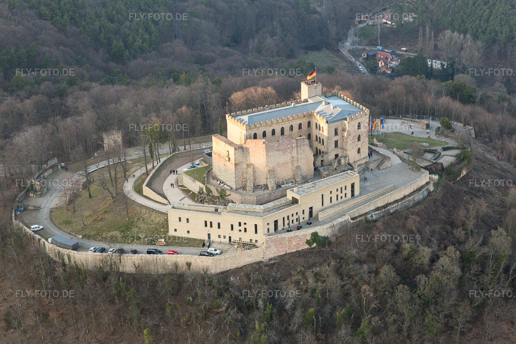 Luftbild: Oberhambach, Hambacher Schloss im Ortsteil Diedesfeld in Neustadt im Bundesland Rheinland-Pfalz in Deutschland.Foto: IMG_105176.jpg vom 24.03.2018 durch Werner Riehm/FLY-FOTO.deAuflösung des Originals: 5472 x 3648 px