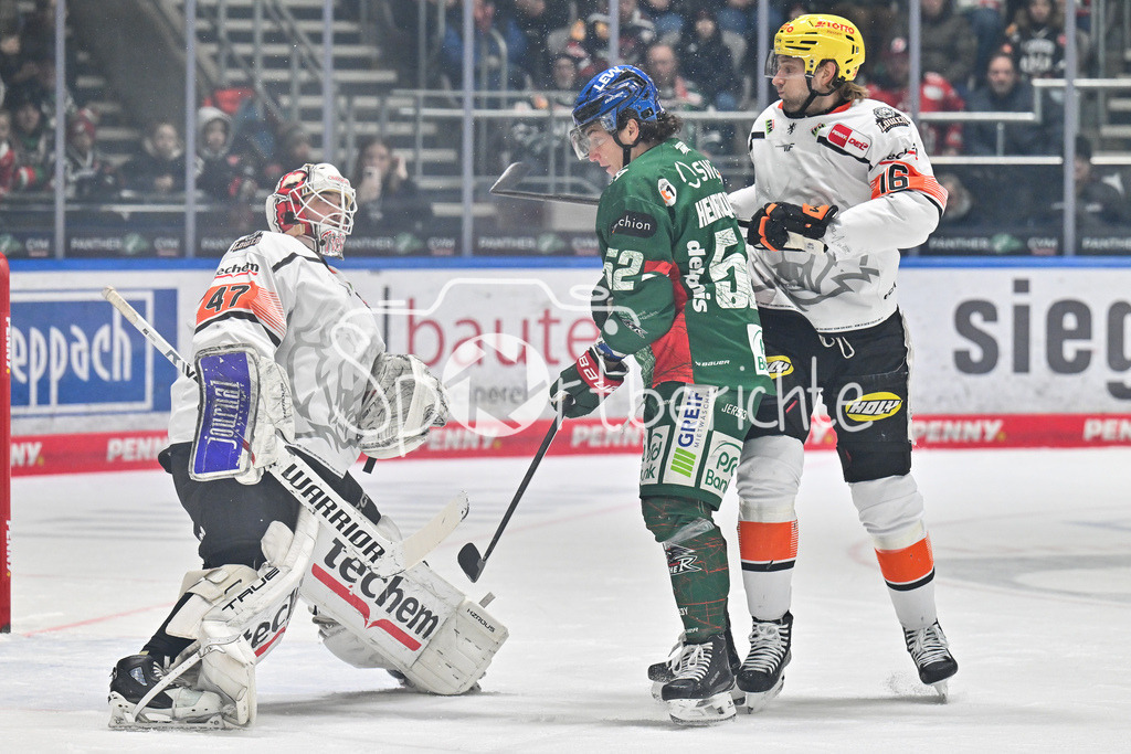 Augsburger Panther - Löwen Frankfurt | AUGSBURG, GERMANY - 16. JANUARY: v. l. Dustin TOKARSKI (Löwen Frankfurt 47), Enrico HENRIQUEZ (Augsburger Panther 52) und Tommy PASANEN (Löwen Frankfurt 16) während dem Match zwischen den Augsburger Panthern und den Löwen Frankfurt am 40. Spieltag der penny DEL im Curt Frenzel Stadion