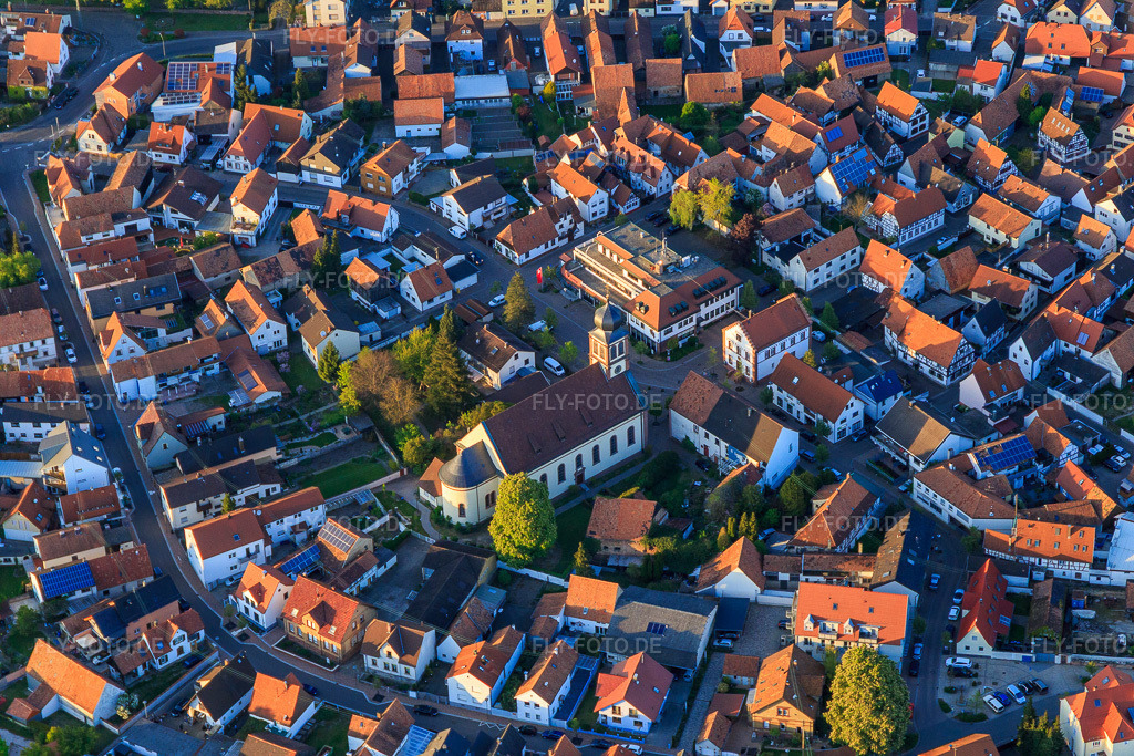 Luftbild: Stadtzentrum mit Kirche und Rathaus in Hagenbach im Bundesland Rheinland-Pfalz in Deutschland. Foto: IMG_099245.jpg vom 23.04.2017 durch Werner Riehm/FLY-FOTO.deStadt Hagenbach