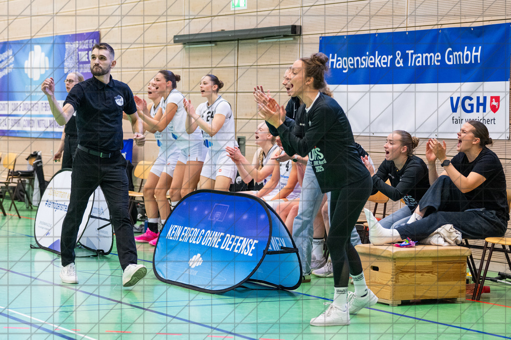2. DBBL Nord 25/26 | Testspiel | BBC Osnabrück vs. UBC Müsnter | Jubel nach den ersten DBBL Punkten von TEMME-WINTER Gesa (BBC Osnabrück #20)//  14.09.25: 2. DBBL Nord 25/26 | Testspiel | BBC Osnabrück vs. UBC Müsnter / Osnabrück / Deutschland  //   CREDIT:www.bullenfotos.de, Martin König, Hörner Weg 40, D-49078 Osnabrück, +4917663732967 // Nutzung und Weitergabe nur zu den vereinbarten Zwecken. Presseanfragen an Ersteller. Alle Rechte beim Ersteller. Honorierung nach MFM. - Realisiert mit Pictrs.com