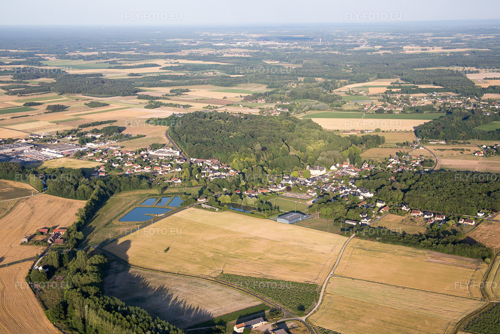 Vue aérienne: Vue de la ville à Fougères-sur-Bièvre dans le département Loir et Cher, France.Photo: IMG_081260.jpg prise le 19/06/2015 par Werner Riehm/FLY-FOTO.euRésolution de l'original: 5472 x 3648 px