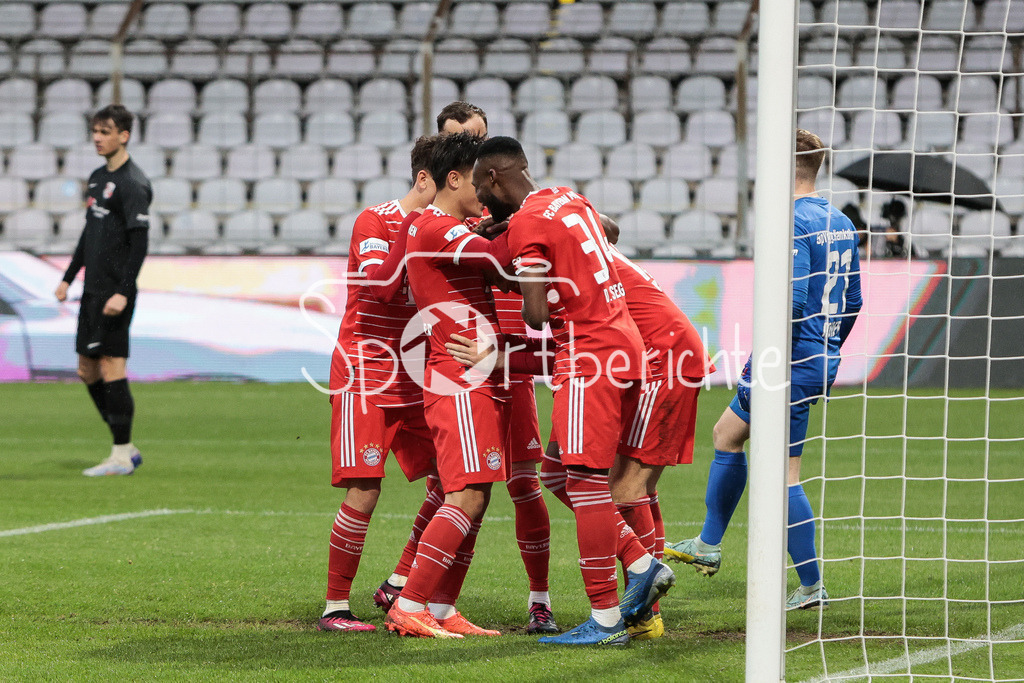 FC Bayern Amateure - SpVgg Hankofen-Hailing | Der FC Bayern jubelt erneut / Diesmal nach dem Treffer zum 4-1 druch Timo Kern (FCB #10) / Torjubel / Tor / Freude