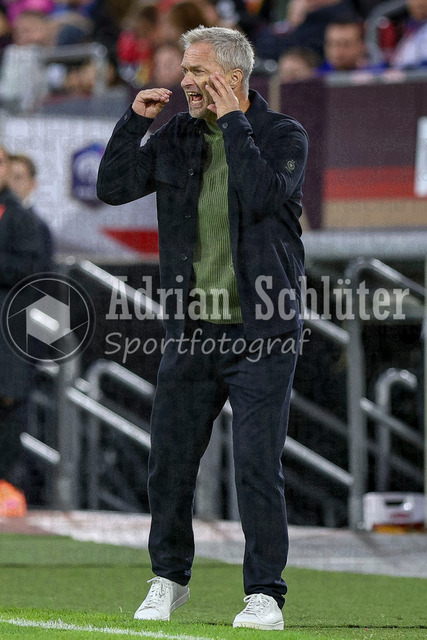 Deutschland vs Frankreich - Halbfinale - UEFA Women's Nations League | Düsseldorf, Deutschland, 24.10.25:   Nationaltrainer Christian Wück ( Deutschland ) gestikuliert, Gestik waehrend des Halbfinals der UEFA Women's Nations League zwischen Deutschland vs Frankreich in der Merkur-Spiel-Arena(Foto von Brauer-Fotoagentur / Adrian Schlueter)
