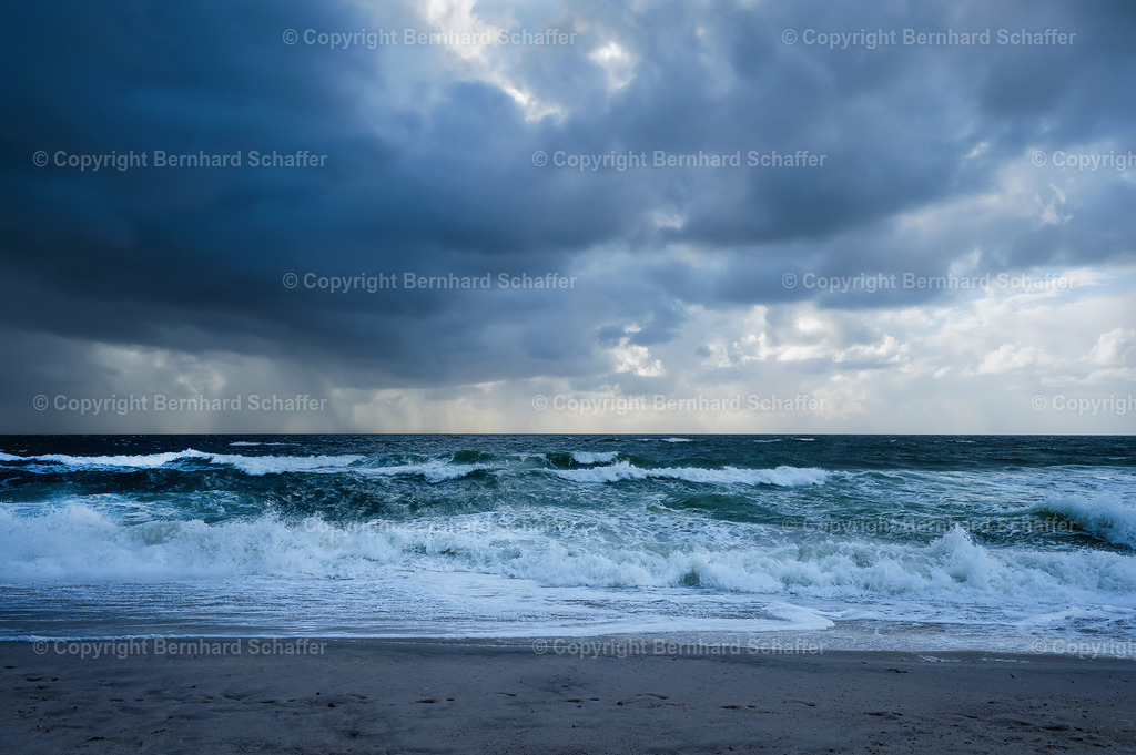 Nordsee Brandung | Ein Strand an der Nordsee auf Sylt mit hohen Wellen nach einem Unwetter. - Realisiert mit Pictrs.com