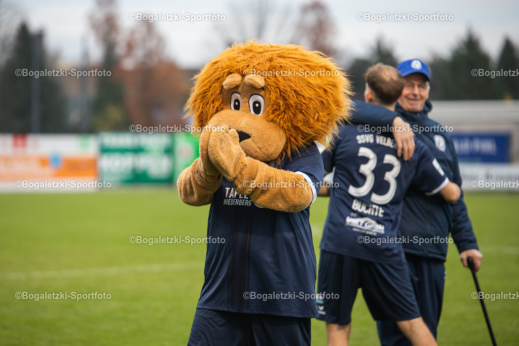 SSVg Maskottchen Friedel | 08.11.2025, Fußball, Regionalliga West, SSVg Velbert - SC Wiedenbrück: SSVg Maskottchen Friedel beklatscht den Sieg - Realisiert mit Pictrs.com
