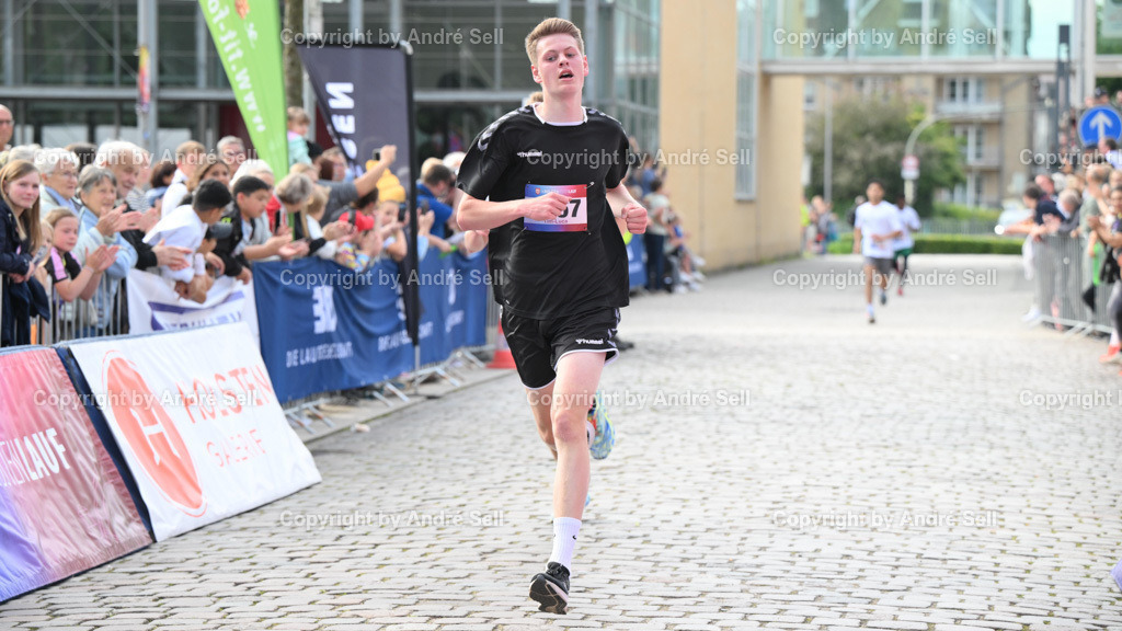 5 km Holsten-Galerie-Lauf | Z9D_4593, 14.06.24, Holstenköstenlauf 2024, 5 km Holsten-Galerie-Lauf, Platz 2 männlich PETERSEN Tim-Luca - FC Krogaspe - 5 km-Lauf - Realisiert mit Pictrs.com