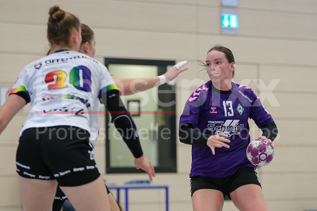 Handball, Testspiel Frauen, VfL Oldenburg - SV Werder Bremen | v.li.: Mathilda Häberle (SV Werder Bremen, 9) am Ball, Spielszene, Aktion, Action
