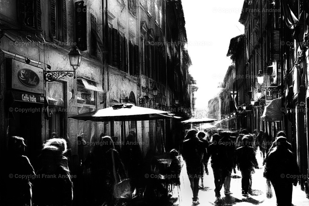 Im Sonnenlicht | Menschen gehen durch die Altstadt von Pisa an einem sonnigen Tag. Impressionistische Straßenfotografie aus Italien. - Realisiert mit Pictrs.com