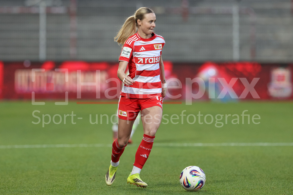 Fussball, Google Pixel Frauen-Bundesliga, 1. FC Union Berlin - SV Werder Bremen | Judith Steinert (1. FC Union Berlin, 17) am Ball, Einzelbild, Ganzkörper, Aktion, Action, Spielszene, DIE DFB-RICHTLINIEN UNTERSAGEN JEGLICHE NUTZUNG VON FOTOS ALS SEQUENZBILDER UND/ODER VIDEOÄHNLICHE FOTOSTRECKEN. DFB REGULATIONS PROHIBIT ANY USE OF PHOTOGRAPHS AS IMAGE SEQUENCES AND/OR QUASI-VIDEO.