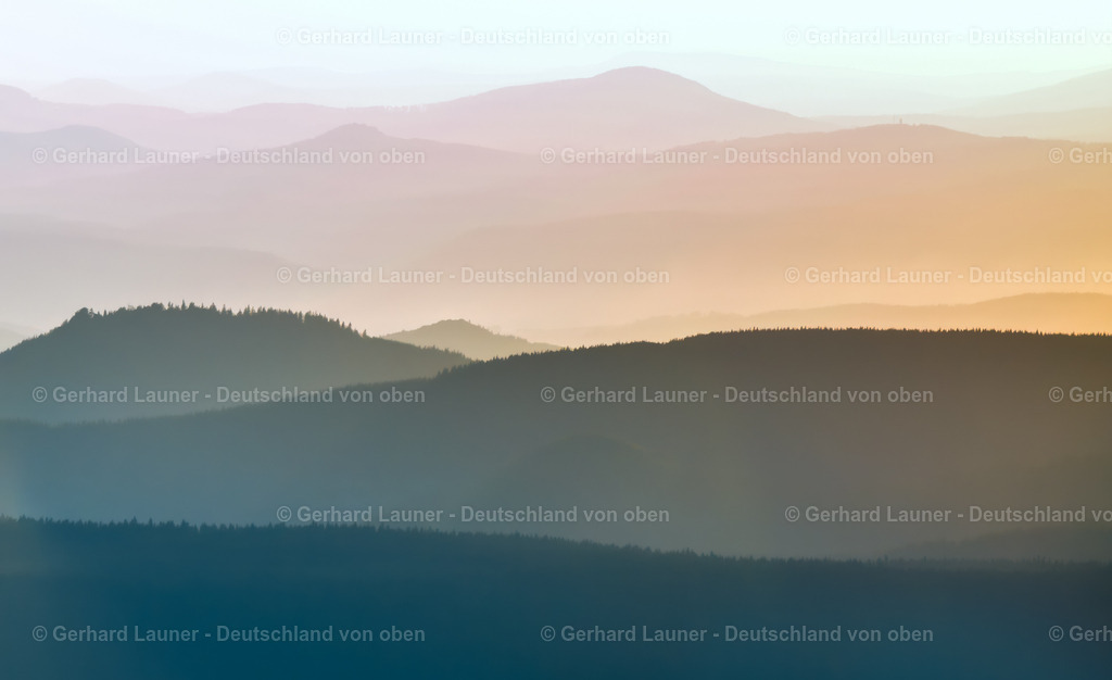 3638648 | OBERHOF 25.08.2016 Wald und Berglandschaft des Mittelgebirgszuges im Frühnebel in Oberhof im Thüringer Wald im Bundesland Thüringen, Deutschland. // Forest and mountain landscape of the mid-mountain range in the morning mist in Oberhof at Thueringer Wald in the state Thuringia, Germany. Foto: Gerhard Launer