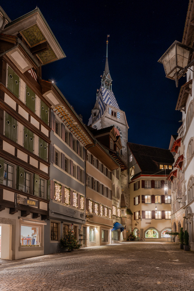 Altstadt Zug mit Kolinturm | Märchenhafte Zuger Altstadt mit dem Kolinturm im Adventskleid - Realisiert mit Pictrs.com