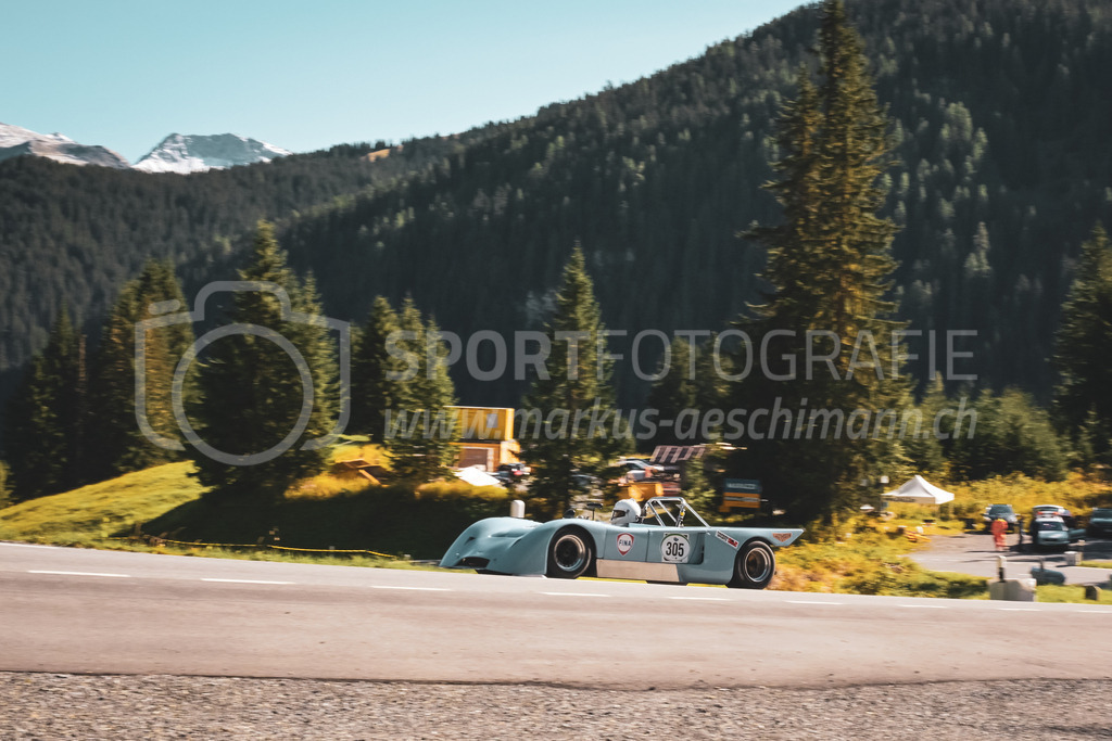 21. Arosa ClassicCar 2025 - 6. =September= 2025 | Hans Uhlmann aus Horgen (SUI) in einem Chevron B19 aus dem Jahre 1971 mit Startnummer 305 am Arosa ClassicCar 2025 in der Kategorie Sport Trophy..@arosaclassiccar, @arosa.official, #arosaclassiccar, #arosa, #76curves, #classiccarBild: Sportfotografie Markus Aeschimann | www.markus-aeschimann.ch - Realisiert mit Pictrs.com
