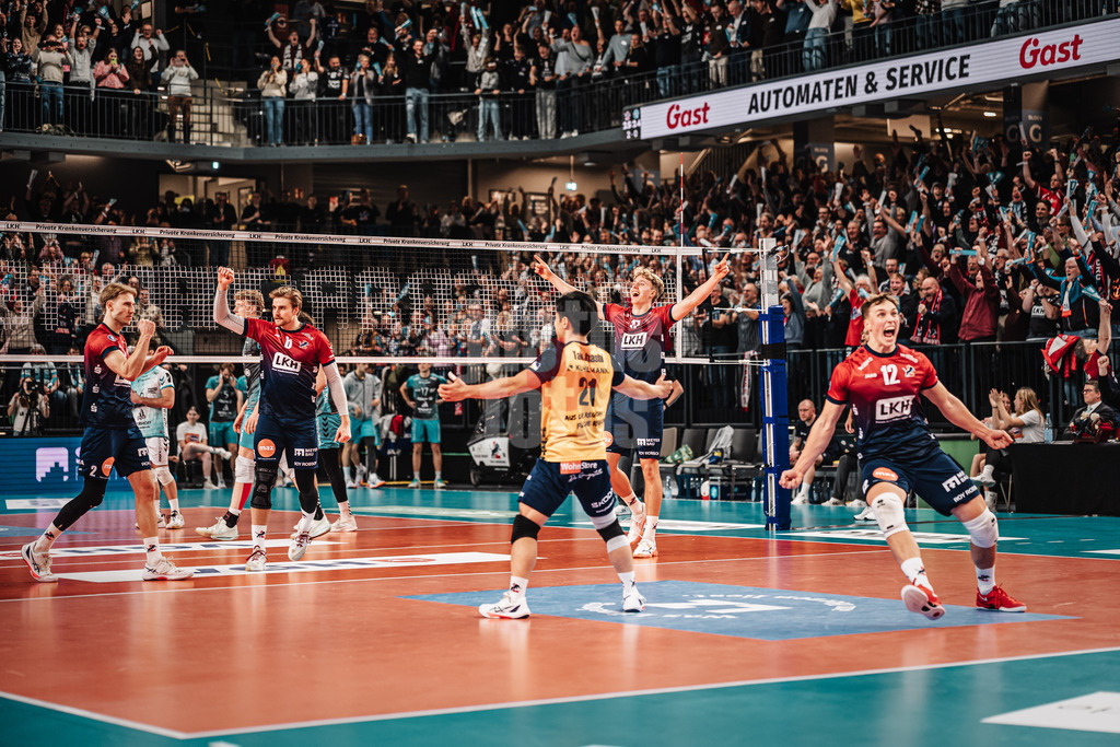 Volleyball | Herren | Saison 2025/2026 | 1. Volleyball Bundesliga Männer | DVV Pokal Halbfinale | SVG Lüneburg vs. SWD powervolleys Düren | 16.12.2025 | Lüneburg jubelt nach dem Sieg und dem Einzug in das zoi DVV Pokalfinale, v.l. Daniel Gruvaeus (#2, SVG Lüneburg), Jackson Clifford Howe (#6, SVG Lüneburg), Sho Takahashi (#21, SVG Lüneburg), Axel Valentin Enlund (#17, SVG Lüneburg) und Santeri Välimaa (#12, SVG Lüneburg)