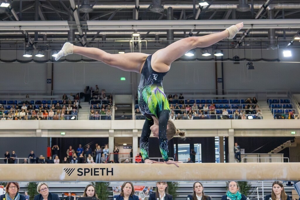 Deutsche Turnliga DTL (Bundesliga) der Frauen, Finale 2025 in Heidelberg | Deutsche Turnliga DTL (Bundesliga) der Frauen, Finale 2025 in Heidelberg***Bild: Karina Schönmaier (TSV Tittmoning-Chemnitz) am Schwebebalken - Realisiert mit Pictrs.com