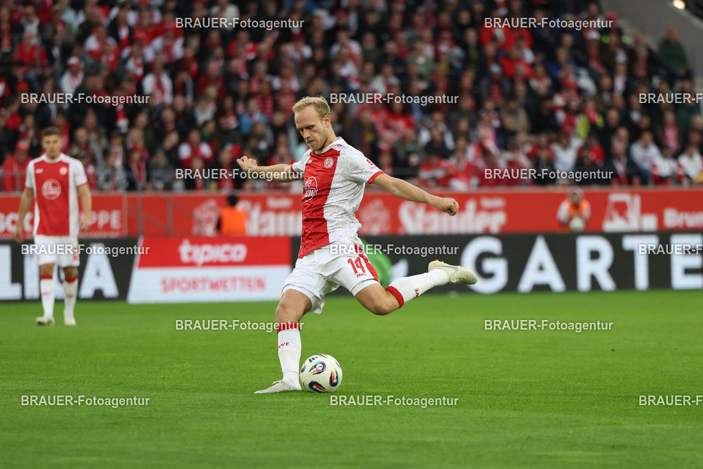 Rot-Weiss Essen - VFL Osnabrück | Essen, Deutschland, 17.09.2025 Lucas Brumme  (Rot-Weiss Essen) Einzelaktionwährend des 3.Liga Spiels zwischen  Rot-Weiss Essen und VFL Osnabrück am 17.09.2025 im Stadion an der Hafenstraße in Essen. (Foto von Timo Bluhmki-Schmidt/Brauer Fotoagentur
