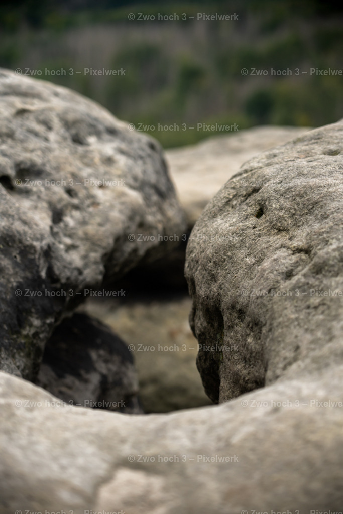 Frienstein_Idagrotte_Felsen_Felsspalt_Unschaerfe | 2022-09-02_Waldbrandgebiete_2 - Realisiert mit Pictrs.com