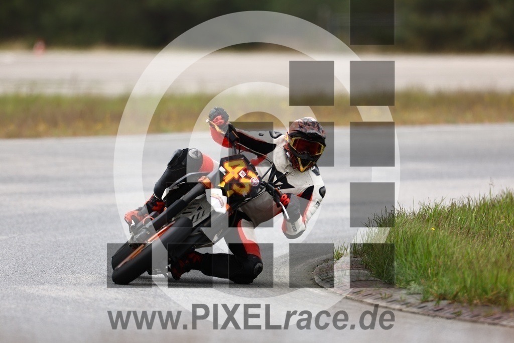 0043-20240504_01558 | Schöne Erinnerungen an spannende Momente - das festzuhalten ist unser Job. PIXELrace.de ist seit 2003 auf den Rennstrecken Europas unterwegs um die Action draußen beim Fahren und die wunderbare Stimmung imm Fahrerlager für euch einzufangen.