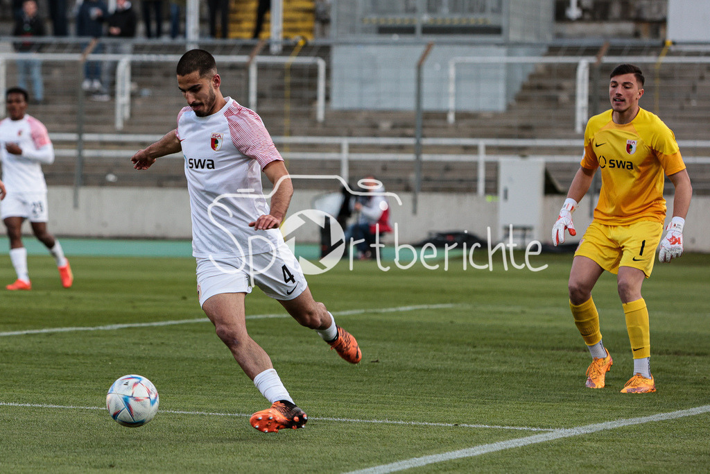FC Bayern Amateure - FC Augsburg II | Nick RASOULINA (FCA #4) klaert einen BAll im eigenen Strafraum