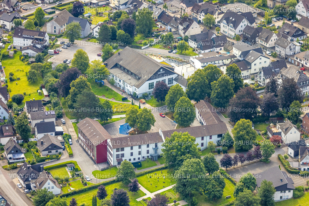 Meschede250807003 | Luftbild, Schützenhalle und St. Nikolaus-Grundschule, Freienohl, Meschede, Sauerland, Nordrhein-Westfalen, Deutschland