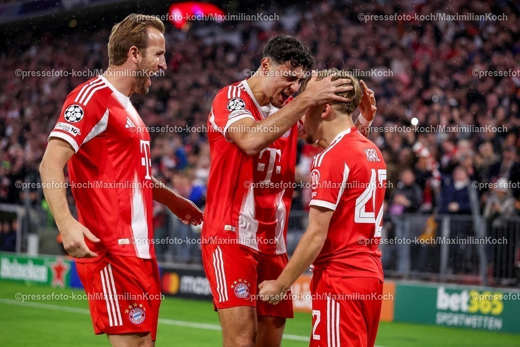 UCL22102501033 | 22.10.2025, Fußball, UEFA Champions League, FC Bayern München - Club Brügge, Allianz Arena, Saison 2025 2026: Torjubel nach dem Tor zum 1:0 durch Torschütze Lennart Karl&nbsp;(FC Bayern Muenchen #42) zusammen mit  Aleksandar Pavlovic&nbsp;(FC Bayern Muenchen #45) Harry Kane&nbsp;(FC Bayern Muenchen #09) Regulations prohibit any use of photographs as image sequences and or quasi-video.