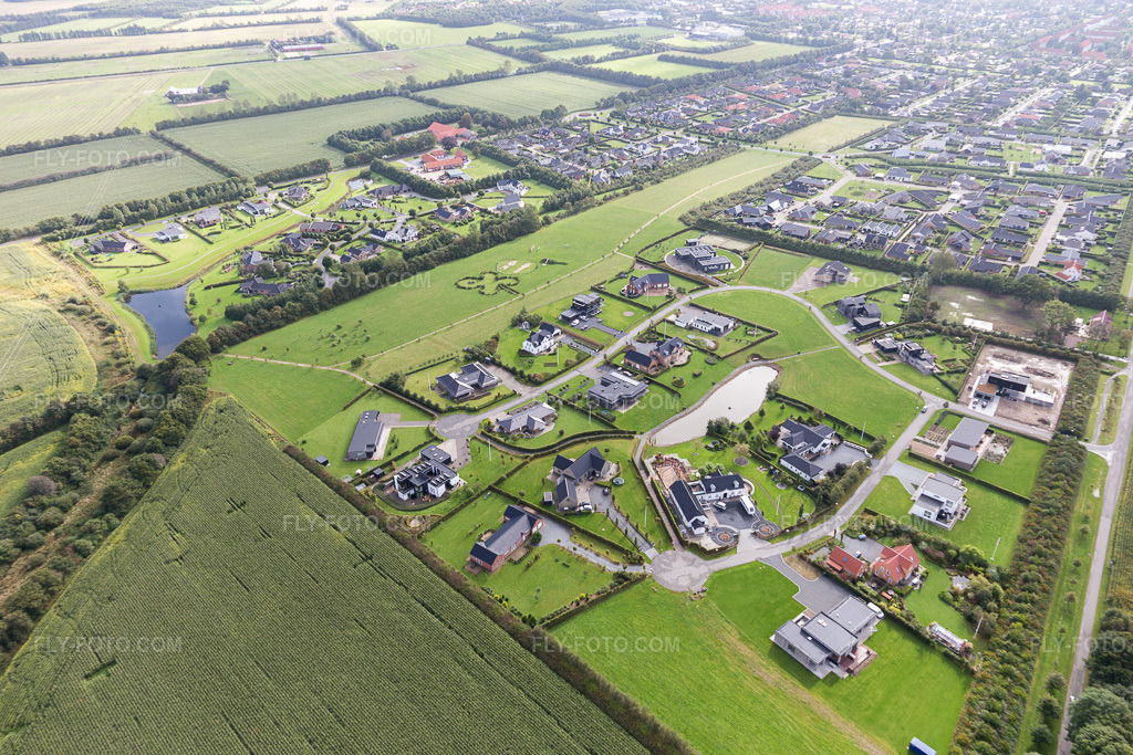 Aerial view: Luxury villas in a residential area of a single-family home development in Jutland in Varde in the state South Denmark, Denmark.Photo: IMG_103497.jpg taken on 09/16/2017 by Werner Riehm/FLY-FOTO.comResolution of the original: 5472 x 3648 px