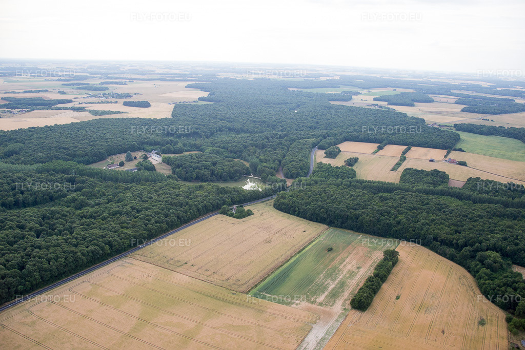 Vue aérienne: Complexe du château d'Autreche à Montreuil-en-Touraine dans le département Indre et Loire, France. Photo: IMG_082280.jpg prise le 20/06/2015 par Werner Riehm/FLY-FOTO.euRésolution de l'original: 5472 x 3648 px