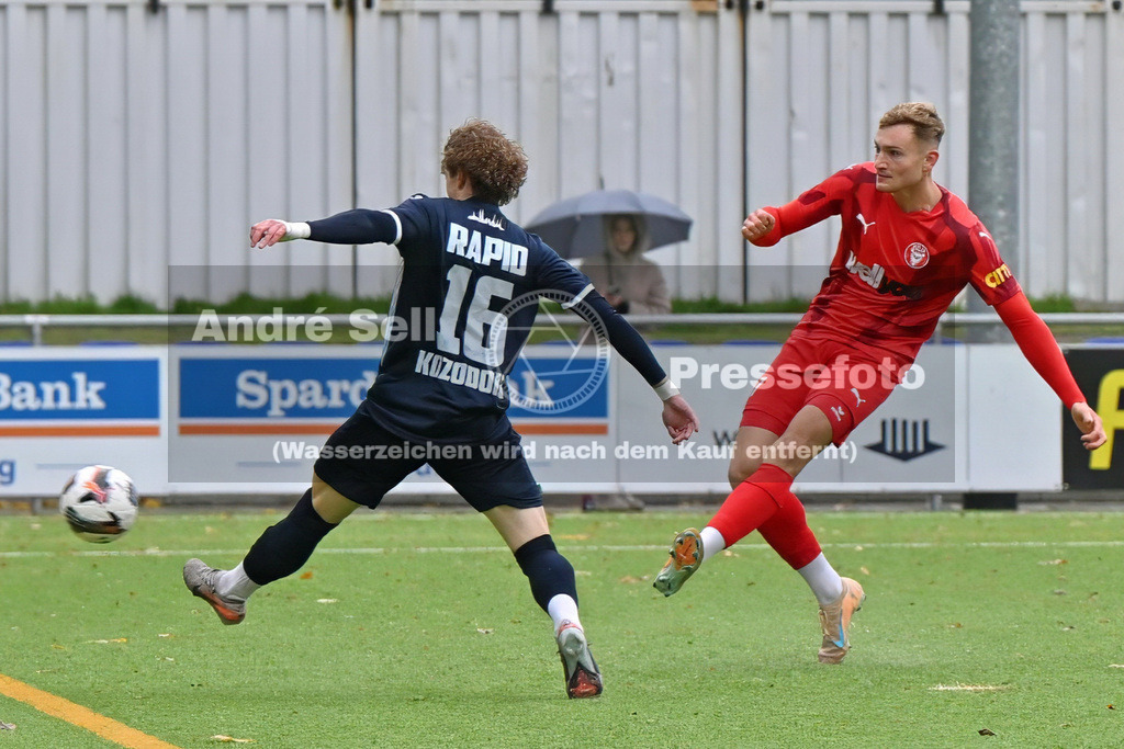 FC Kilia Kiel vs SC Rapid Lübeck | Marc Schwabe (Kilia #17 trifft hier zum 9-2) vs Maksym Kozodoiev (Rapid #16) / Fußball-Oberliga Männer 2026/2027 / FC Kilia Kiel vs SC Rapid Lübeck / Kilia Sportplatz / Kiel / 24.10.26 - Realisiert mit Pictrs.com