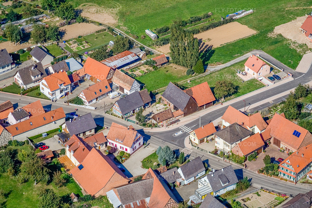 Aerial view: Rue Principale x Rue de la Gare from the south in Schleithal in the state Bas-Rhin, France. – Photo: IMG_13594.jpg taken on 09/28/2008 by Werner Riehm/FLY-FOTO.com – Resolution of the original: 3456 x 2304 px