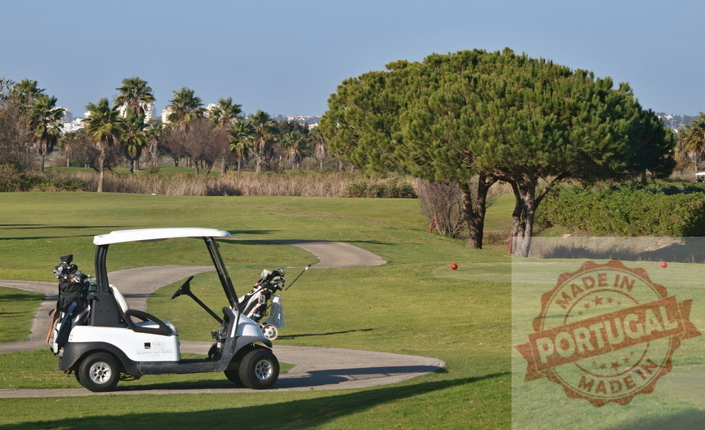 White golf cart parked near the green on a sunny day | Golf cart parked on a beautiful golf course, enjoying the sunny day - Realisiert mit Pictrs.com