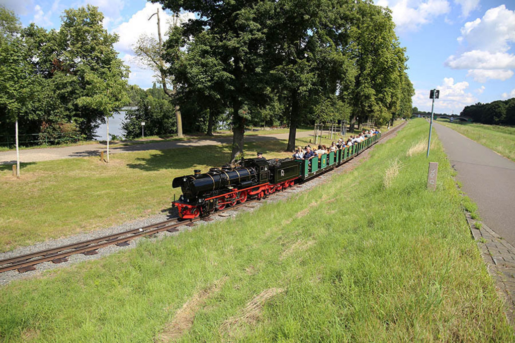 Foto: Leipzig - Auensee | Das Team hinter BILDLEXIKON LEIPZIG bündelt historische wie aktuelle Informationen über die Stadt Leipzig in Text und Bild auf einer Plattform und stellt diese der interessierten Öffentlichkeit zur Verfügung.
